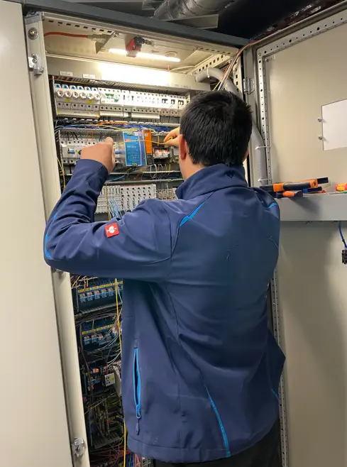 Automation Mitarbeiter bei der Arbeit